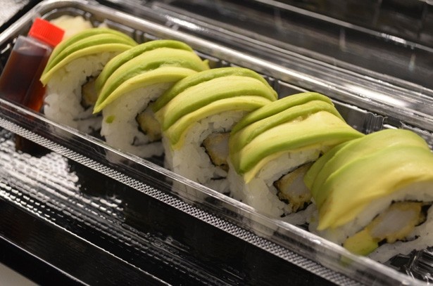 十勝の旬を味わえる「創作料理 蔵戸」では、同店の人気メニュー「アボカドロール寿司」や「スンドゥブ」を提供