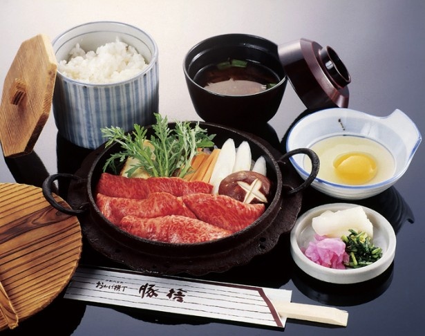 人気の牛鍋は2160円から。ランチにぴったりの牛丼は1000円