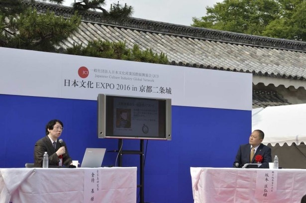 「時代の変遷を希少写真で振り返る」と題して語り合う古写真研究家の倉持基氏（左）と郷士坂本家10代目の坂本匡弘氏