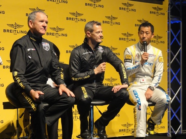 レースが終わったら、温泉とマッサージでリラックスしたいと述べた室屋選手(写真右)