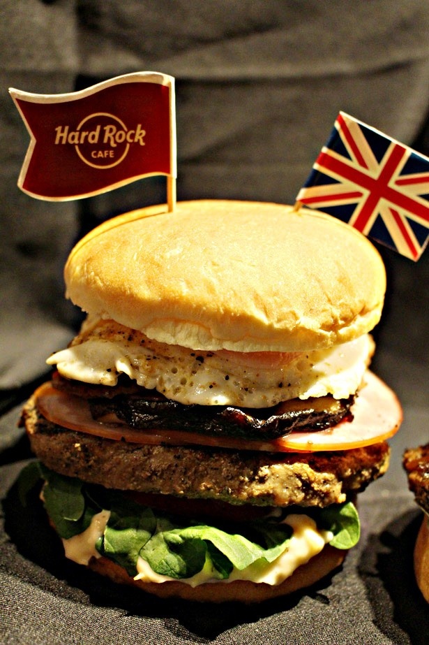 イギリス・ロンドンの「English Breakfast Burger」は、ハムやソーセージ、フライドエッグなどイギリスの朝食メニューを詰め込んだ一品