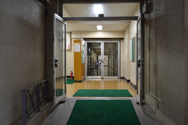 加地が奈緒子をプラネタリウムに誘う場所。渡り廊下の向かい側では巧がその様子を見つめていた(「聖徳学園中学・高等学校」)