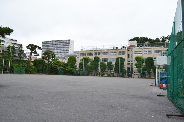 キャンプファイヤーとフォークダンスが行われた校庭。奥にあるのは中学の校舎(「聖徳学園中学・高等学校」)