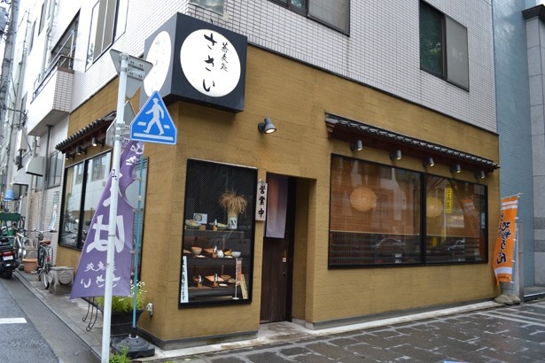 北口からすぐの広い道路に面した「蕎麦処ささい」。オレンジ色ののぼりが、「武蔵野地粉うどん」を食べられるお店の目印