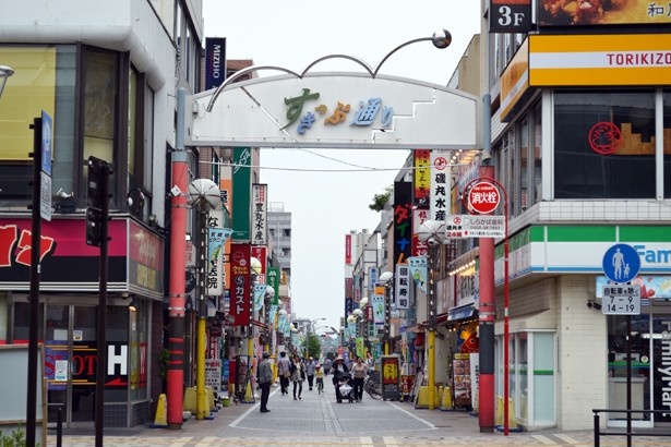 「すきっぷ通り」と書かれたアーチがお出迎え(「すきっぷ通り商店街」)