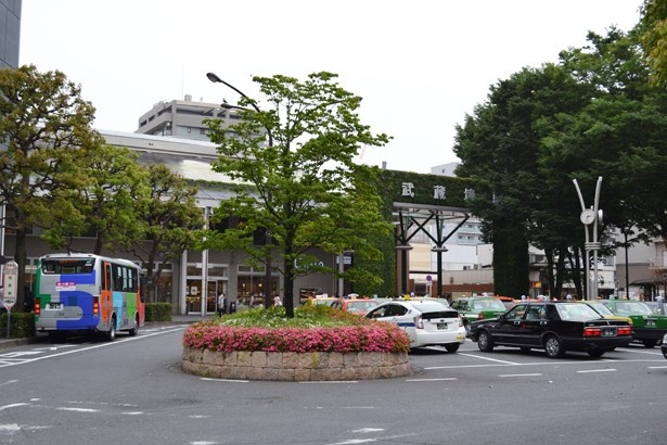 バス乗り場やタクシープールが広くとられた武蔵境駅南口。西側高架下には商業施設「nonowa武蔵境」がある