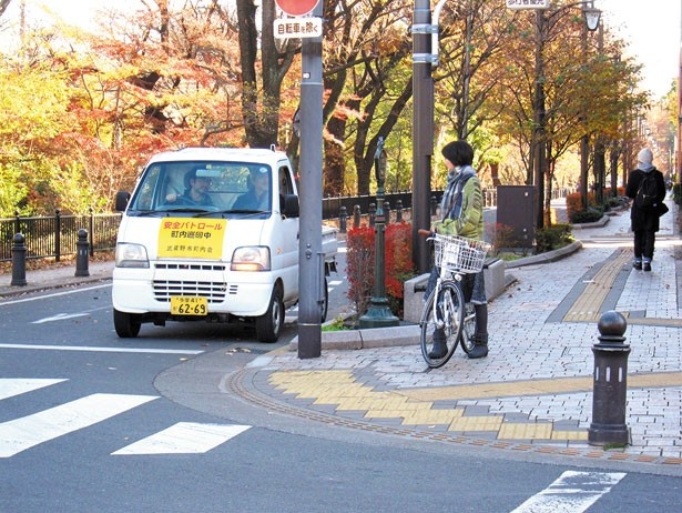 三鷹市と武蔵野市の境に位置する、玉川上水に架かる「むらさき橋」でのシーン。自転車に奈緒子、車には本山と青果店の斉藤が乗る