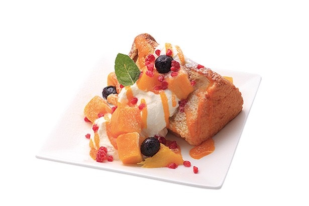 【写真を見る】色鮮やかな、フワフワ食感の「マンゴーシフォンケーキ」(480円)/Golden Dew Café