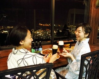 1000万ドルの夜景とともに楽しむ納涼ビアガーデン