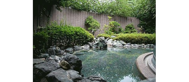 温泉は男女問わず高い人気なんだとか(サンヒルズカントリークラブ)