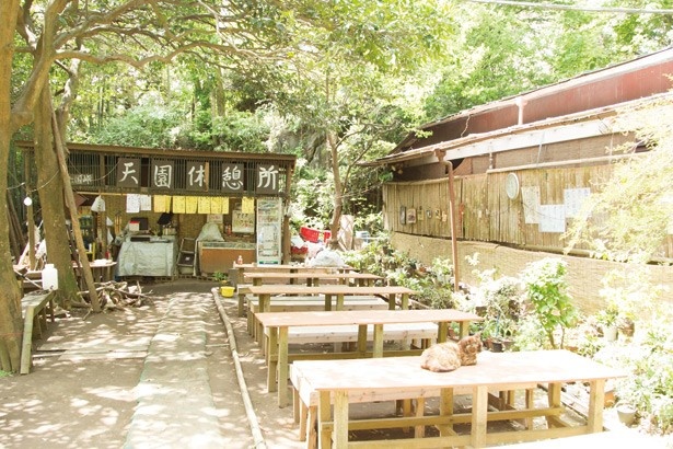 大平山の少し先にある天園休憩所では食事もできる