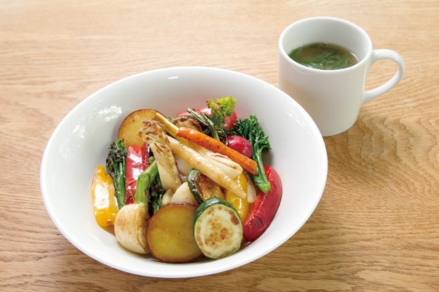 たくさん歩いた後はグルメを堪能！写真はcafe kaeruのランチメニュー「季節の野菜どんぶり」(1100円)