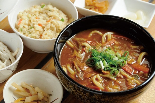 ガーデンレストランの「ローズポークのカレー 南蛮うどんセット」(1120円) には、茨城が誇る銘柄豚を使用