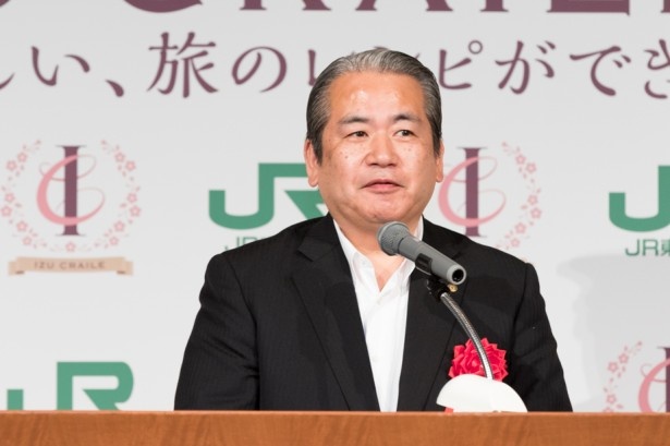 「食・酒・音楽・装飾にいたるまで、伊豆の魅力を満載にした、素晴らしい列車が伊豆急を走ることを心待ちにしていた。」と話す小林・伊豆急行取締役社長