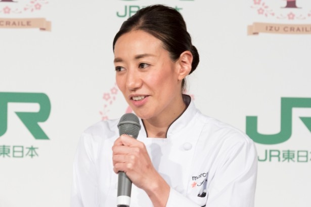「伊豆の魅力をいっぱい詰め込みました」と話す、料理を担当した秋元シェフ