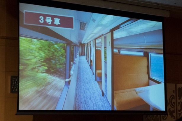3号車は海沿いを眺めながらのボックスシート