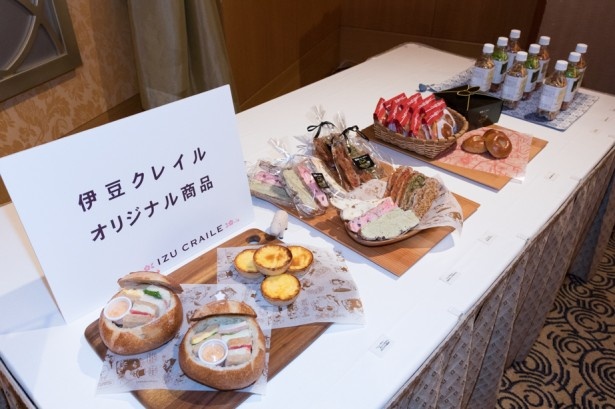 車内では、IZU CRAILEでしか手に入らないお弁当やスイーツなども販売する