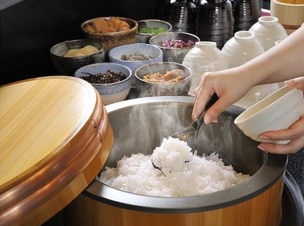 【写真を見る】毎日自家精米するご飯のおいしさは特筆もの