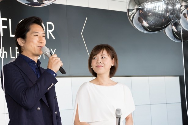 車の話をする谷原を見つめる高橋