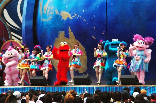 AKB48メンバーと一緒に踊る、クッキーモンスターやエルモたち人気キャラクター