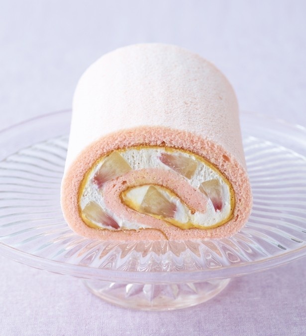 8月1日(月)から8月31日(水)まで販売される「桃のロール」(カット562円、14cm 2160円)