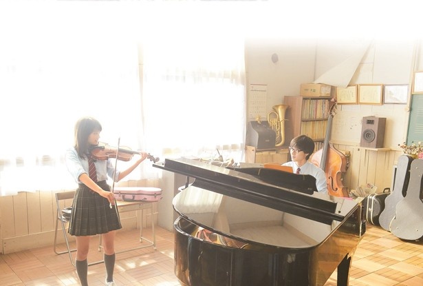 【写真を見る】広瀬すずと山崎賢人が半年間の猛特訓!本作でヴァイオリン&ピアノに挑戦
