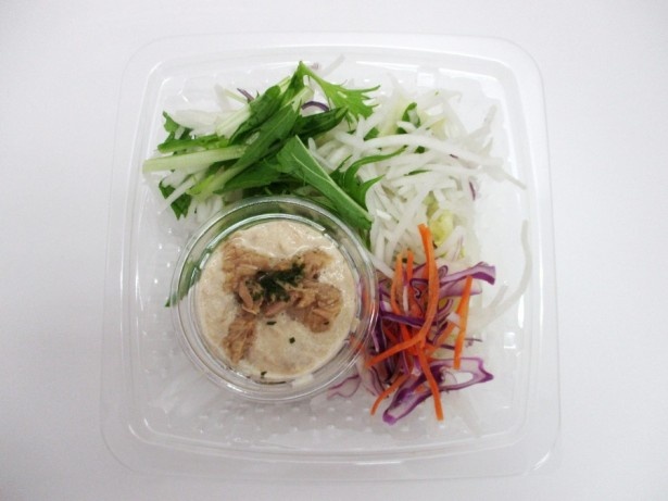 「シーチキンマヨと大根のサラダ」(298円)は、シーチキンマヨと和風タマネギドレッシングで食べる、旨味たっぷりのサラダ