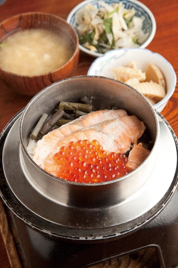 仙石原にある「釜めし かま家」の「しゃけ親子釜めし」(1580円)