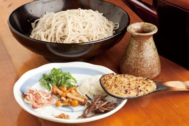 山梨県「天祥庵」の手打ちそば「ぶっかけ」(1350円)