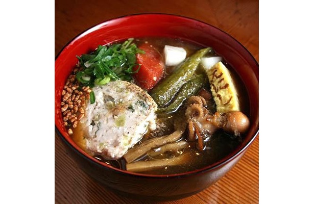 【らーめん えにし】夜限定「えにしの冷やし09」(￥1000)は9月頃まで提供予定。高級深蒸し煎茶の老舗「蒲南茶荘」のお茶が付く