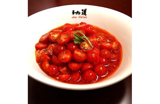 【ラーメン道 Due Italian】「冷製イタリア麺 赤」(￥1200)。丼一面を40個のミニトマトが覆うインパクトのあるビジュアル。9月頃まで提供