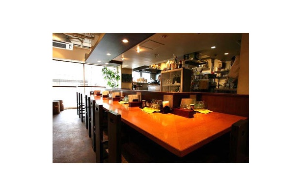 【らーめん えにし】戸越銀座商店街のビルの2階。壁一面のガラス窓から商店街を見下ろせる、開放的でおしゃれな店内