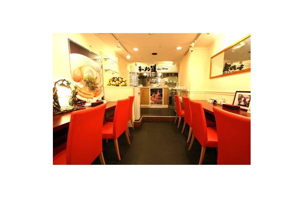 【ラーメン道 Due Italian】洗練された美しい内装はイタリアンかフレンチのレストランのよう。明るい店内で女性一人でも入りやすい