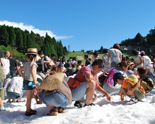 雪の広場で宝探し！六甲山で恒例“涼感イベント”開催