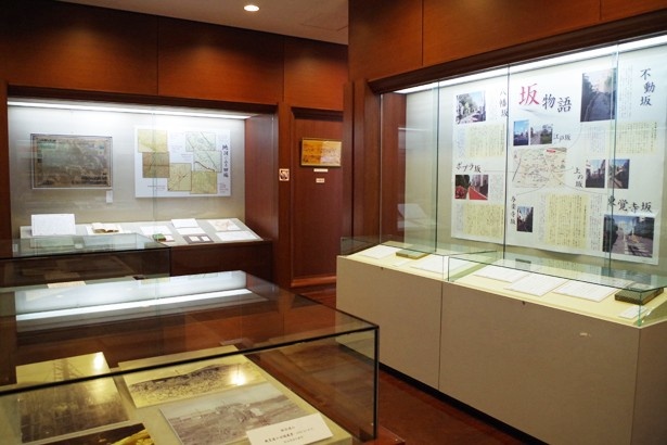 坂の多い街で知られる田端。文士、芸術家たちの坂にまつわるエピソードの展示も