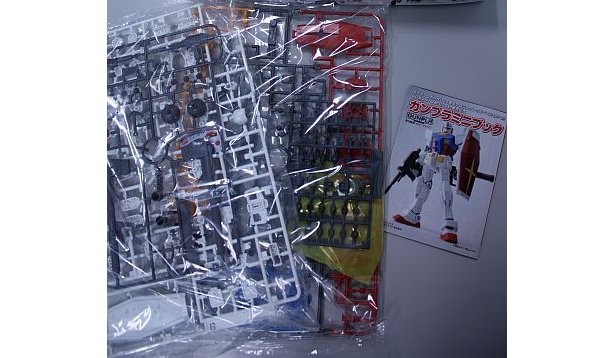 箱の中身。写真右が「ガンプラミニブック」だ