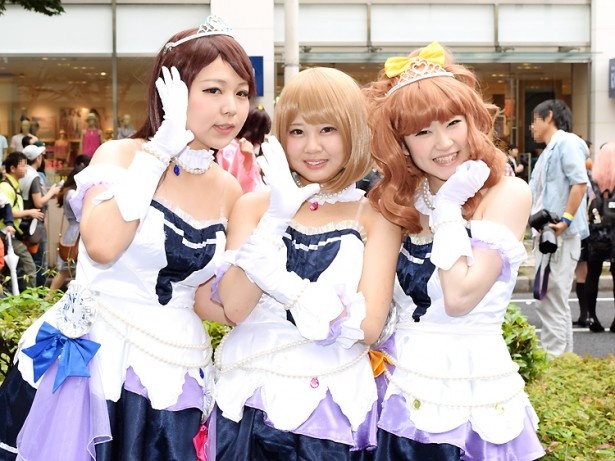左より、「アイドルマスター シンデレラガールズ」の新田美波(ななさいさん)、三村かな子(ぽむ田るるさん)、日野茜(星来さん)
