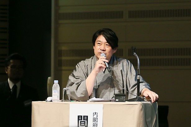 司会を務めたのは、内閣府地方創生推進室次長・間宮淑夫氏