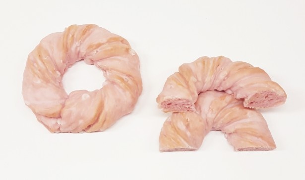 ｢白桃モッチ｣(135円)。桃のクリームとシュガーチップを織り込んだ、もちもち食感のパン ※北海道、沖縄県を除く