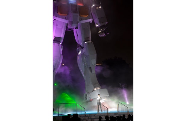 ガンダムを背に颯爽と立つGACKT。この立像の巨大さ！