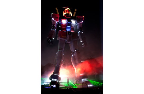 GACKTさんはガンダムの脚の間から登場。ガンダムの迫力に負けないオーラ！
