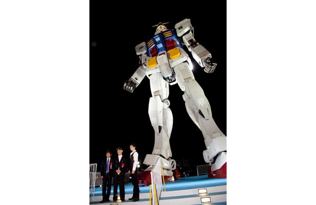 こう見ると、18mというガンダムの巨大さがわかる。これがGACKTさんが惚れた姿だ