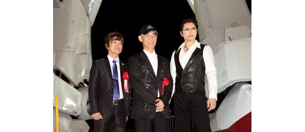 写真撮影に応じる3人