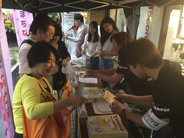 受付で料金の支払いと携帯番号の登録をすまして、食べ歩きをスタート！