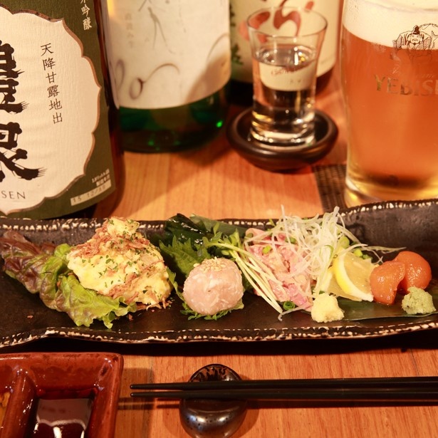 トロトロ白レバー、キンカン醤油漬け、生つくね、ポテトサラダがのった「炭火鮮鳥 こうざん」の1皿