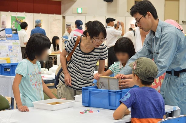 「大正ものづくりフェスタ2015」の様子。写真は、牛乳パックから絵ハガキを作成する「紙すき体験」