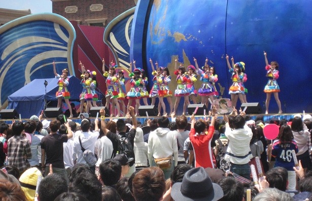 『会いたかった』を披露するAKB48グループ選抜メンバー