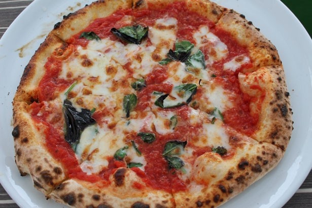 「ナポリ自慢のPIZZAマルゲリータ」。アツアツのピザを頬張ろう！