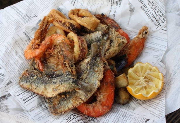サクッと揚がった魚介や野菜のフリットを盛り合わせた「フリットミスト アラ ペスカトーレ」