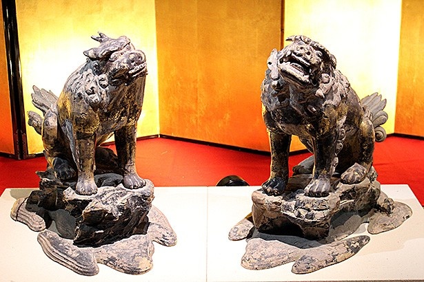 上を見上げる珍しいポーズをとる第二殿の獅子(左)・狛犬(右)は、鎌倉時代前期の製作